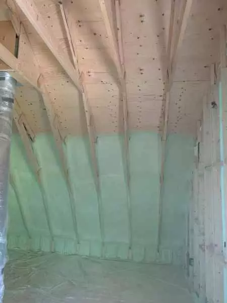 Structure courbe isolée au polyuréthane – projet de construction neuve à Québec avec Isolation VIP