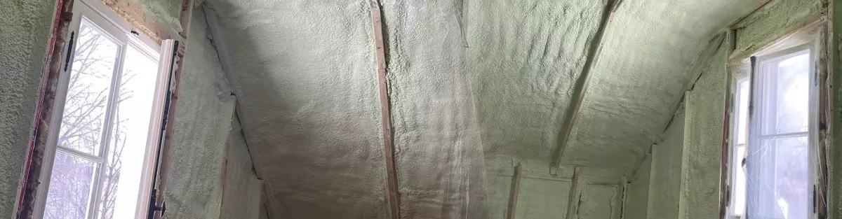 Isolation intérieure à l’uréthane dans un grenier par Isolation VIP à Sainte-Marie, région de la Beauce