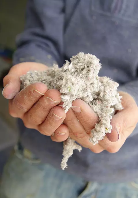 Isolant soufflé à base de papier recyclé – cellulose utilisée par Isolation VIP à Québec et Lotbinière