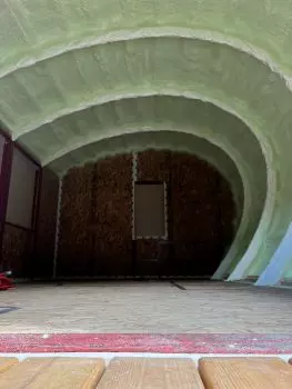 Isolation au polyuréthane giclé réalisée par Isolation VIP à Québec – application sur mur arrondi en construction neuve